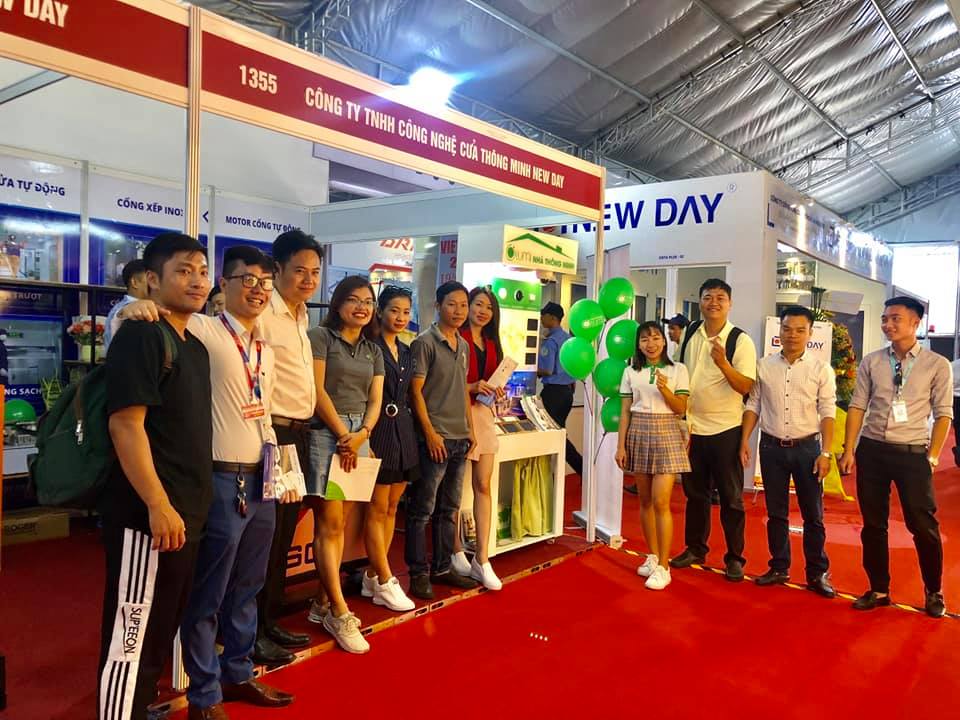 Khách hàng tham quan gian hàng Bisco Việt Nam tại Vietbuild Sài Gòn