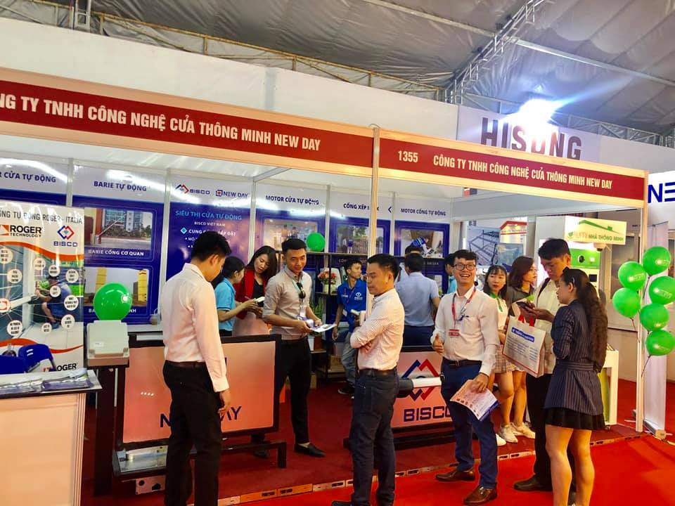 Khách hàng tham quan tư gian hàng Bisco tại Vietbuild Sài Gòn