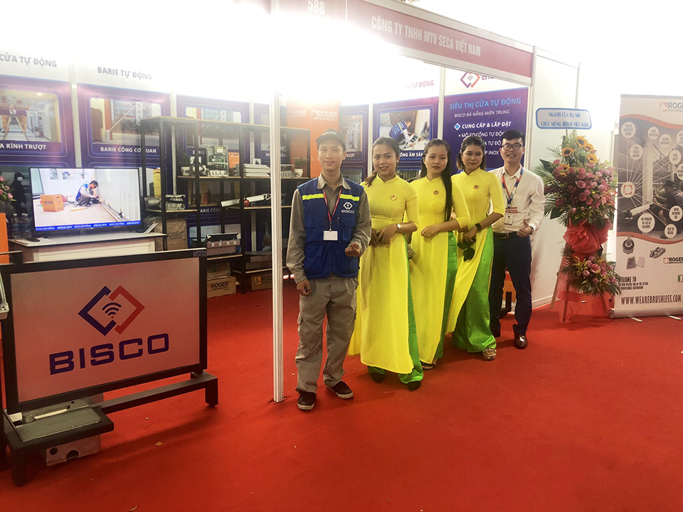 Nhân viên Bisco chào đón khách hàng tại hội chơ Viet