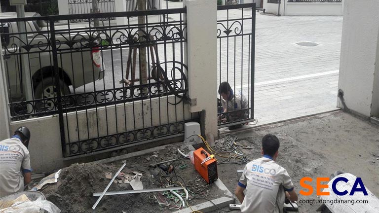 Tiến hành lắp ray trượt cho cổng lùa tự động