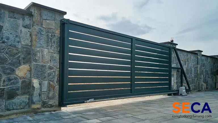 Cổng lùa tự động mang vẻ sang trọng và kiên cố