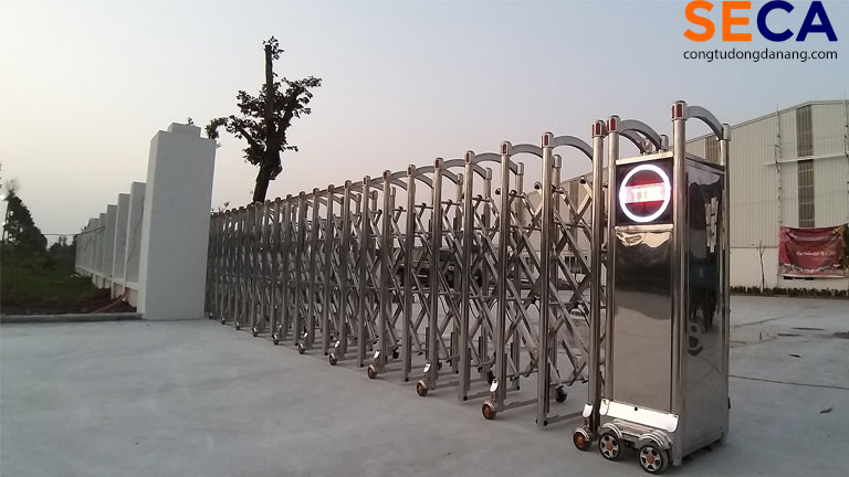 Những công trình có chi phí đầu tư thấp thường sử dụng cổng xếp inox 201