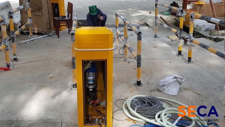 Nhân viên đang lắp đặt barrier