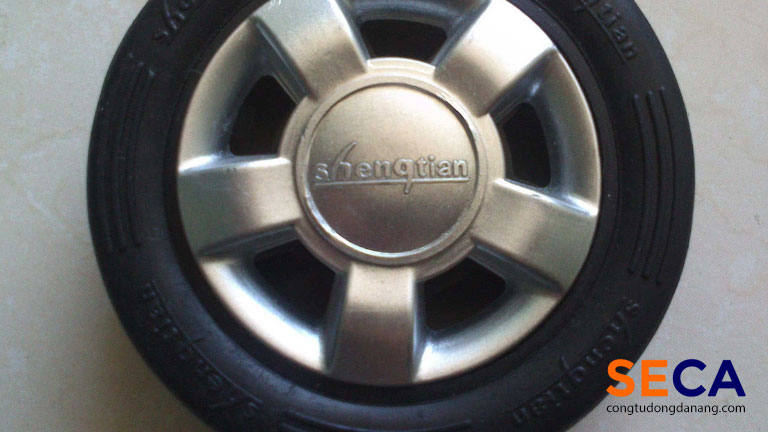 Bánh xe có in logo hãng