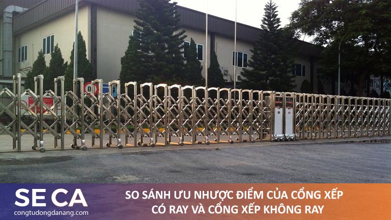 So sánh ưu nhược điểm của cổng xếp có ray và cổng xếp không ray
