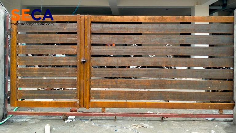 Cổng lùa sắt giả gỗ