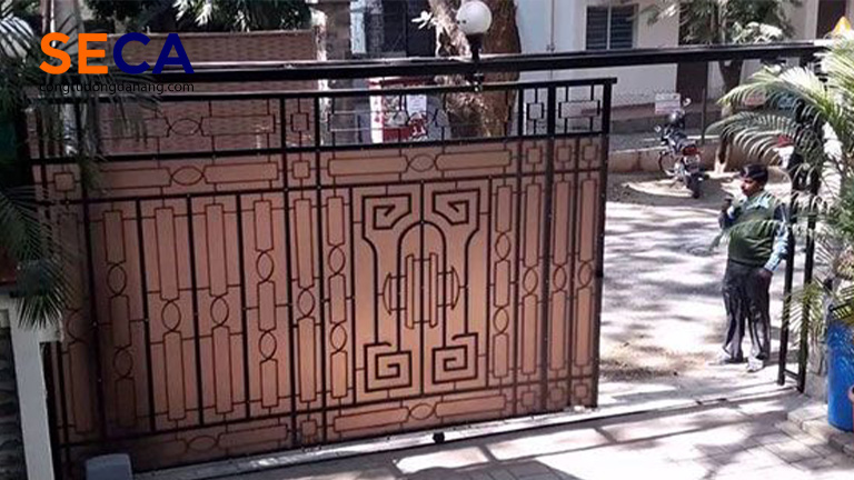 Cổng lùa sắt trong nhà