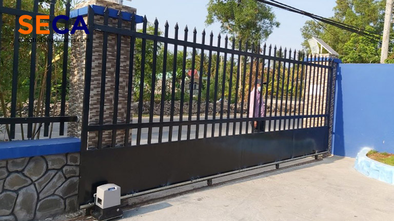 Cổng nhà sắt lùa