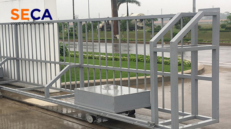 Cổng sắt lùa trường học