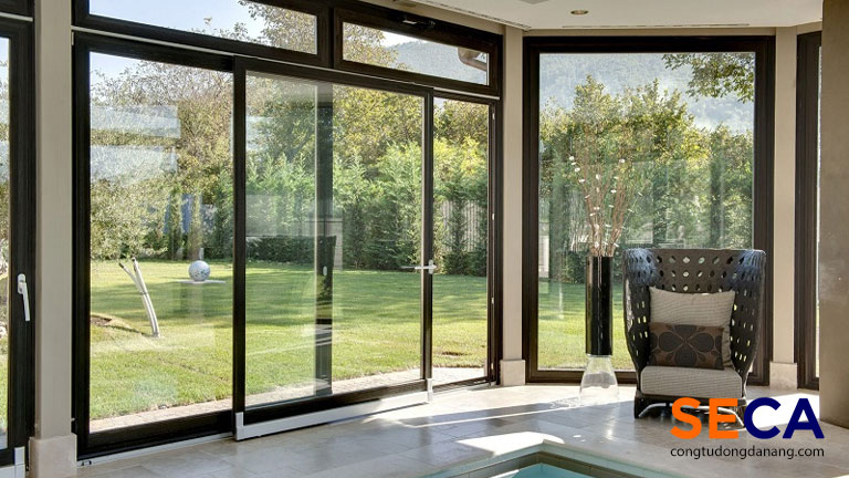 Cửa trượt quay màu đen