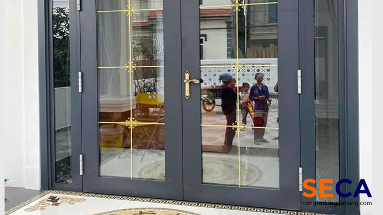 Thiết kế kiểu cổng quay 2 cánh có nan