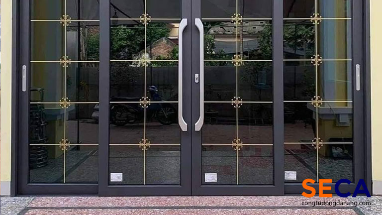 Cửa trượt quay 4 cánh có nan trang trí