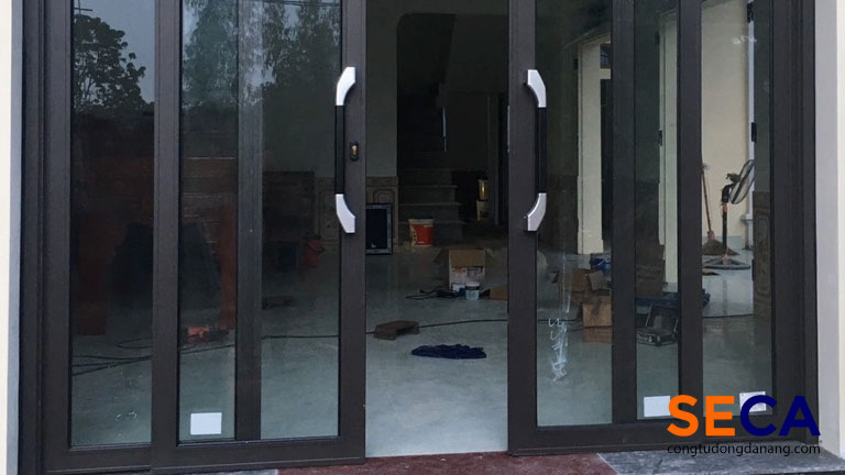 Mẫu cổng trượt quay 4 cánh màu đen