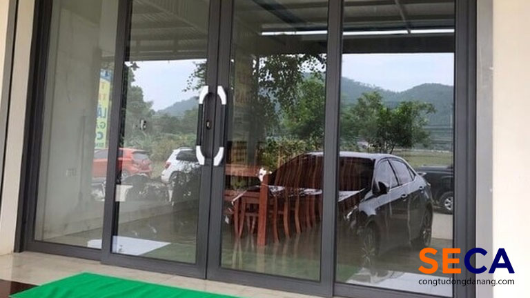 Mẫu cổng trượt quay 4 cánh màu xám