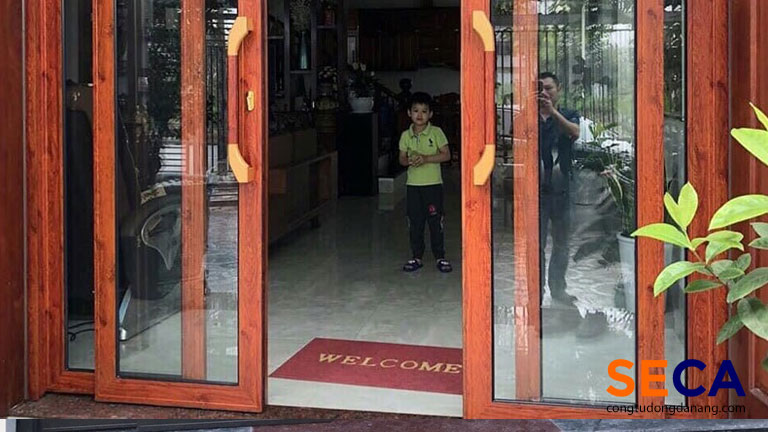 Kiểu cửa trượt quay 4 cánh vân gỗ