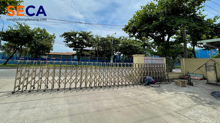 Cổng inox xếp tự động Sunhouse miền Trung