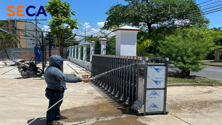 Cổng xếp inox tự động ở công ty Phan Gia Cường