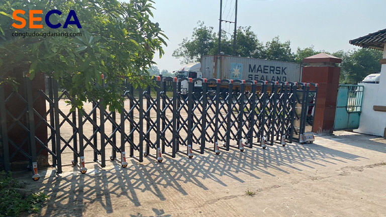 Cửa xếp tự động nhà máy Hồng Đức Vượng