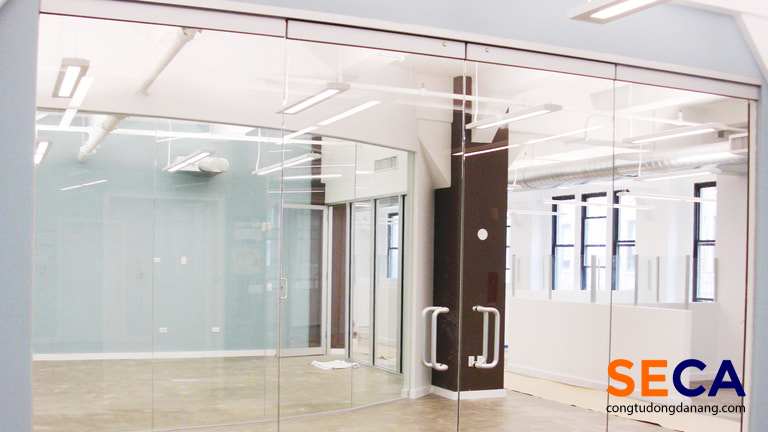 Cửa kính lắp đặt cảm biến công tắc từ