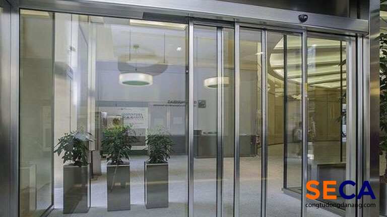 Mắt thần cửa kính tự động ngăn người ngoài nhìn vào ngôi nhà