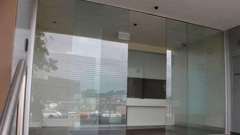 Cửa kính cường lực tự động khó lắp đặt