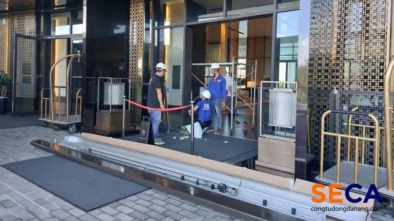 Cửa kính cường lực tự động được lắp đặt ở nhiều nơi