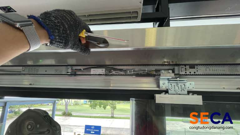 Lắp đặt phần cơ trong cửa tự động