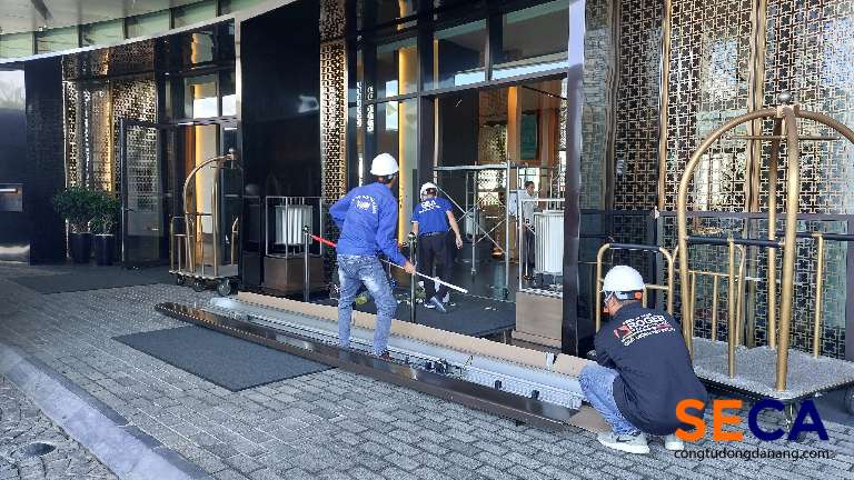 Lắp đặt phần điện trong cửa kính tự động